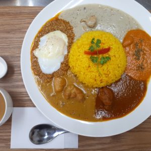 あいがけでいろんなカレーを味わおう♪