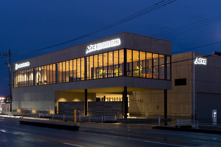 カーディーラーでワークショップ体験。